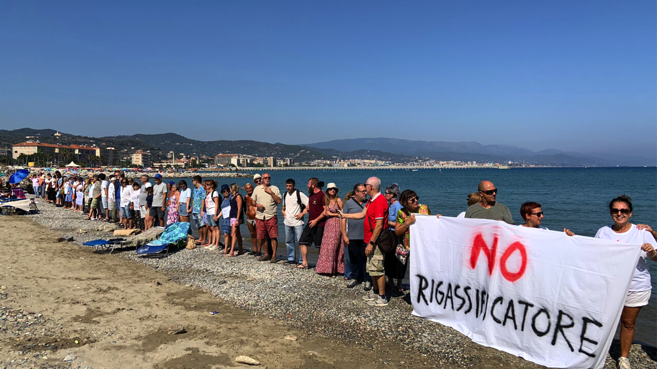 In sedicimila contro il rigassificatore al largo di Savona