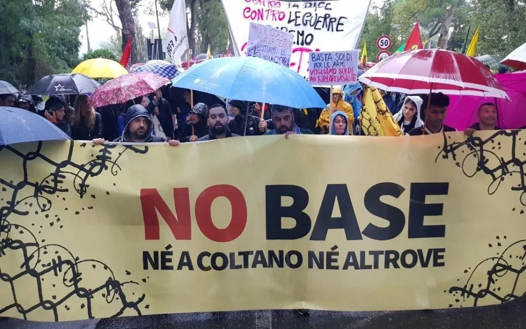 In migliaia alla manifestazione per dire no alla base militare nel Parco di San Rossore