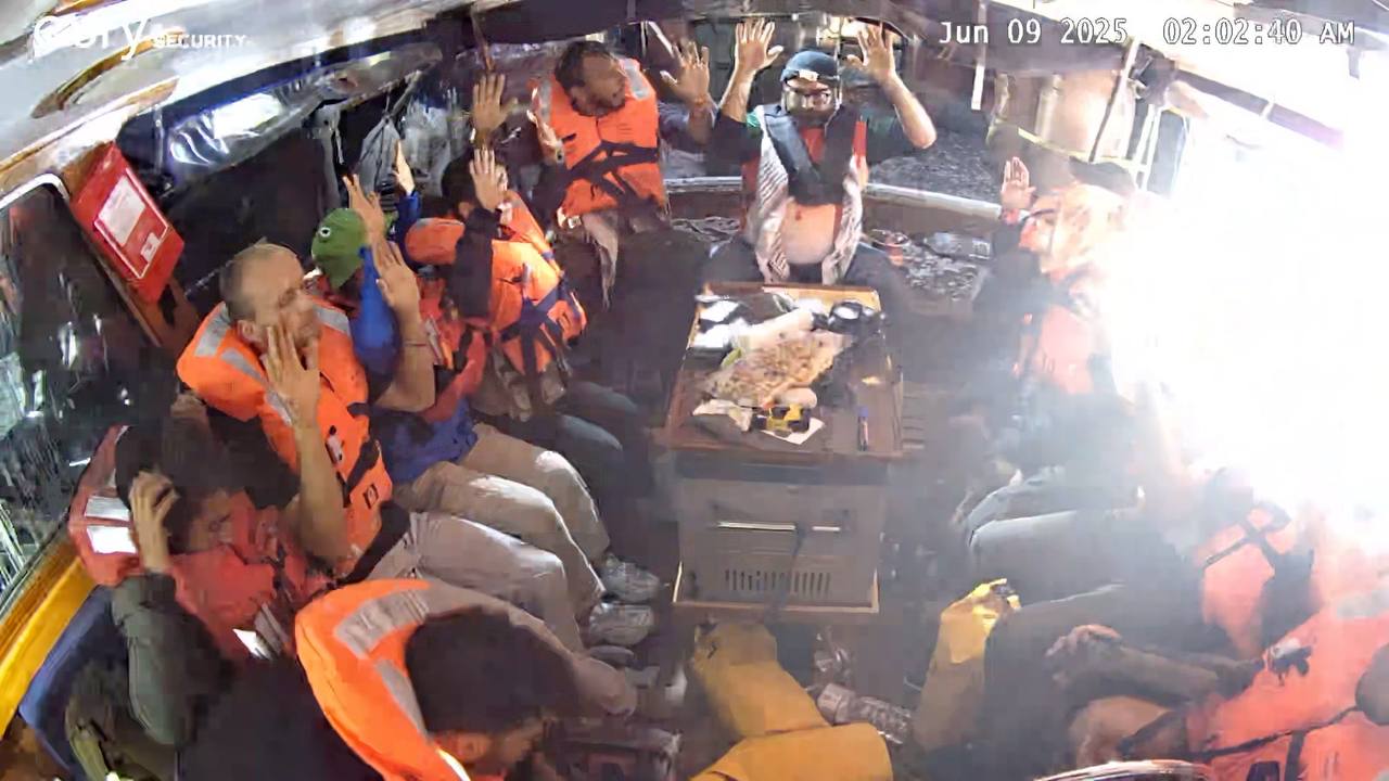La nave Madleen assalita dagli israeliani: 4 espulsi, 8 detenuti