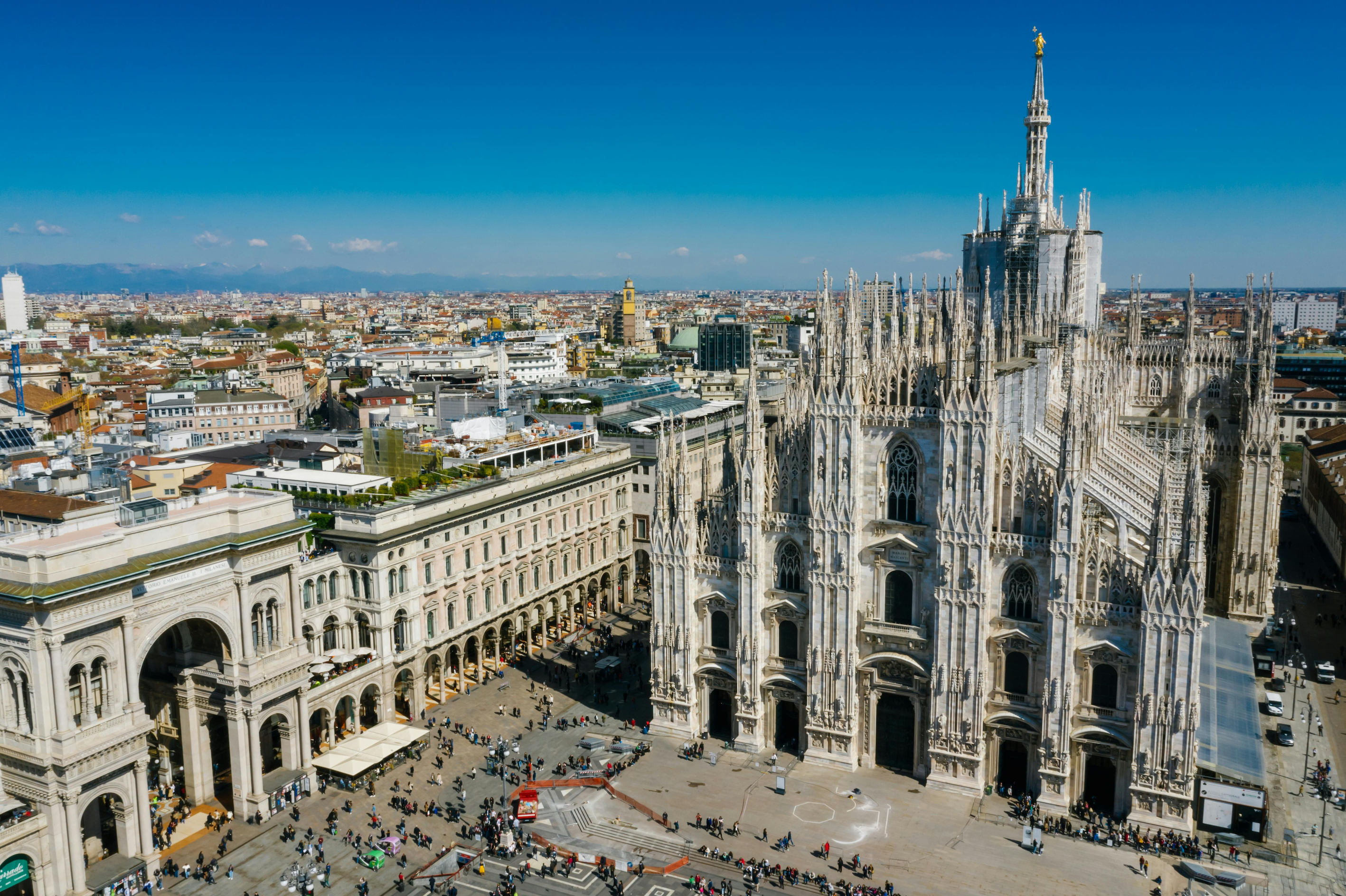 La Milano da bere che affoga negli scandali