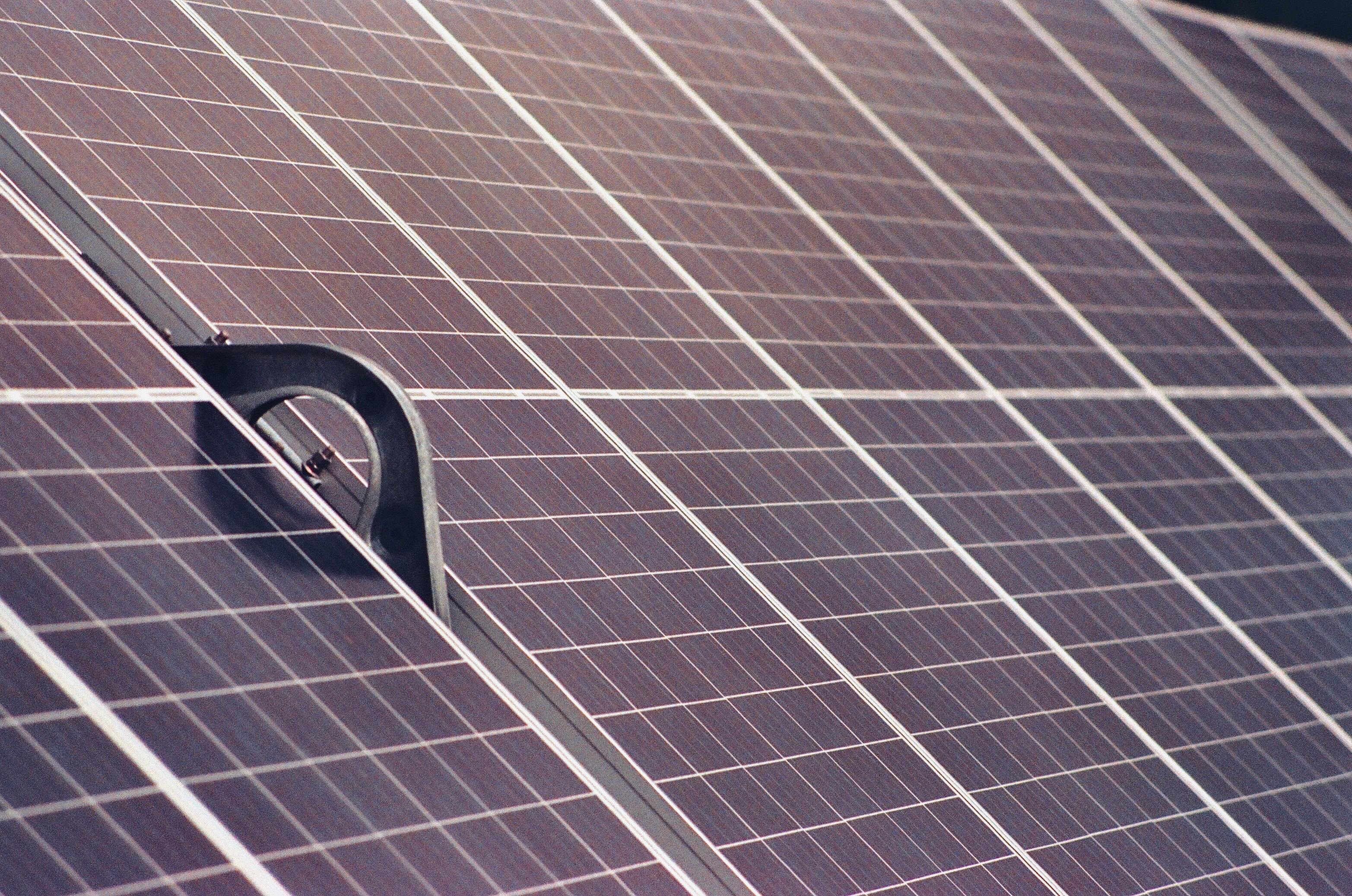 Condizionatori, il fotovoltaico sui tetti compensa l'aumento di richiesta di elettricità
