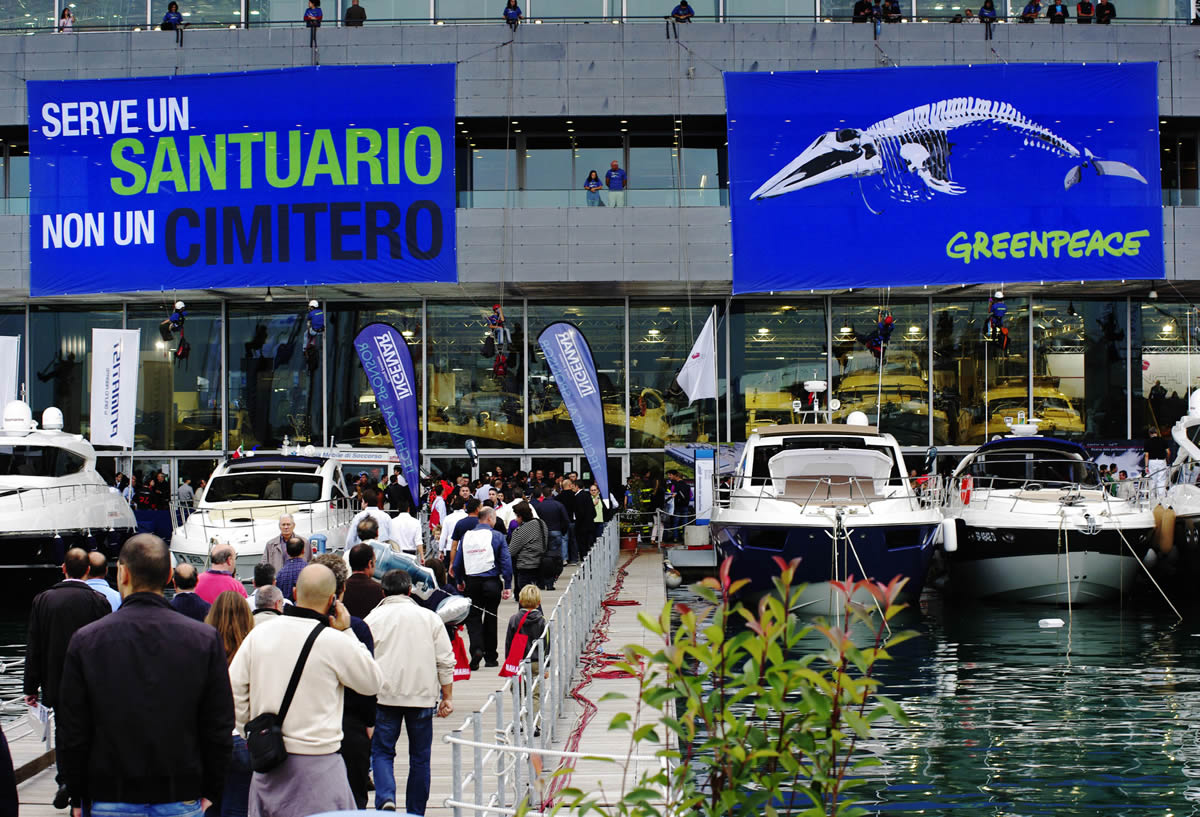 Balene, blitz di Greenpeace al Salone Nautico: 