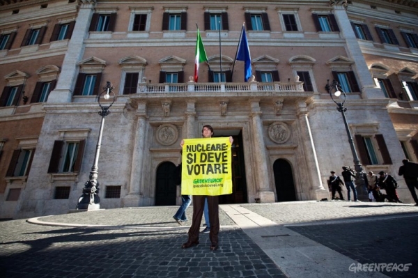 Referendum, il governo prende tempo, i comitati protestano. Siamo al rush finale