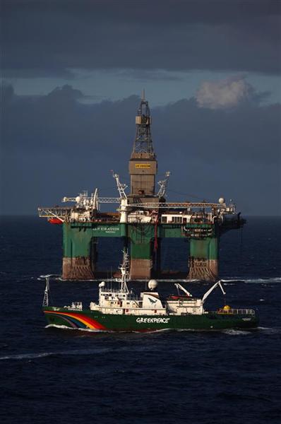 Le navi di Greenpeace contro la prima piattaforma petrolifera nell'Artico