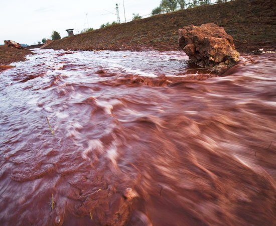 Ungheria, la 'marea rossa' dei fanghi chimici. È disastro ambientale