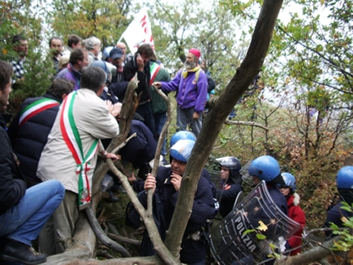 Val di Susa, sfondati i presidi 'No Tav', iniziano i lavori