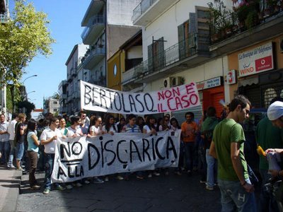 Terzigno, la protesta dei cittadini contro la discarica nel Parco