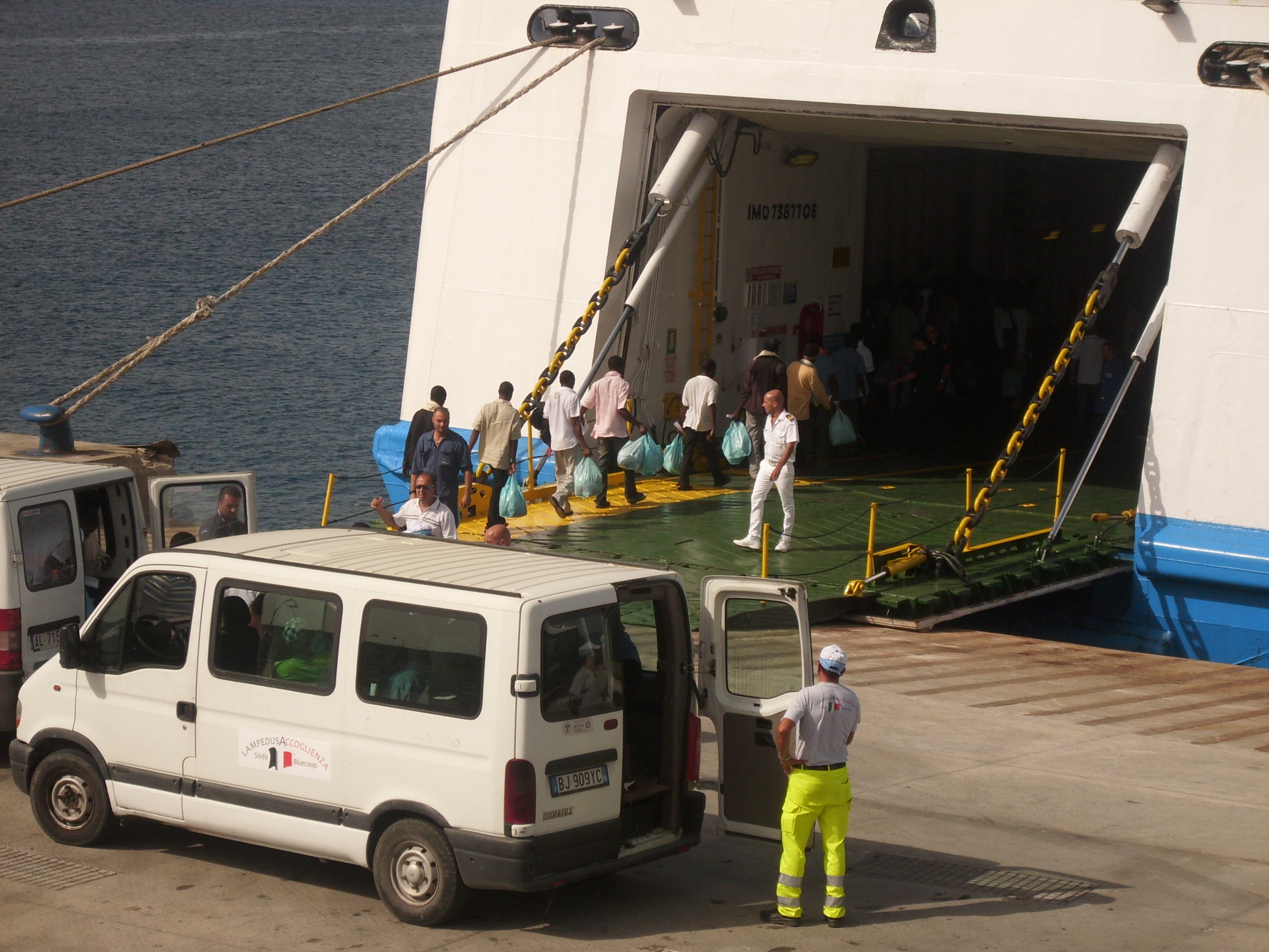 I diari di Lampedusa. Seconda parte – La regia dell'emergenza