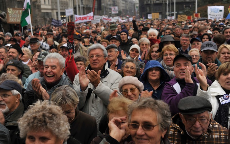 Budapest, in migliaia in piazza contro la censura che avanza