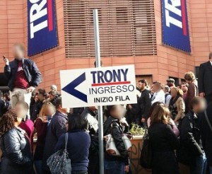 In fila per entrare da Trony: disperati senza futuro?