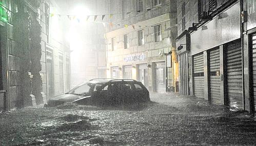 Maltempo: Genova in stato d'allerta. Esondati i torrenti, sette morti