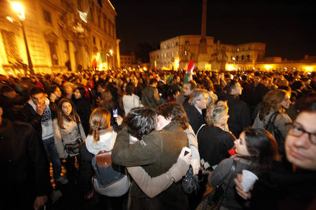 Roma in festa, Berlusconi si dimette. 