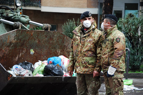 Esercito ed inceneritori, la 'ricetta Clini' per i rifiuti di Napoli