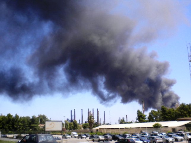Incendio al petrolchimico di Priolo, possibili rischi per la salute?