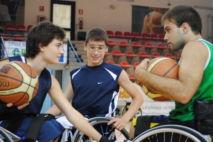 La disabilità non esiste. 'Con le ruote per terra', una storia di uomini e sport