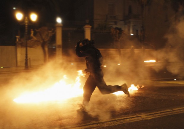 In Grecia è morta la democrazia, approvate le misure della troika