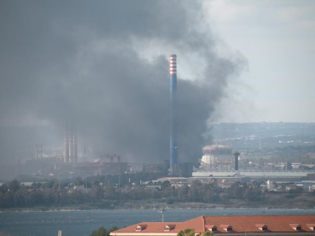 Incendio all'Ilva, nube nera nel cielo di Taranto