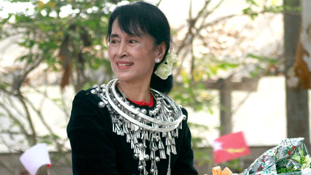 San Suu Kyi eletta in Parlamento. 