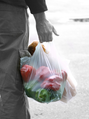 A Torino stop anticipato ai sacchetti di plastica, i produttori fanno ricorso