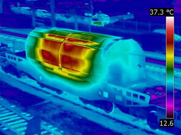 Il 'treno radioattivo' arriva a destinazione, civili incatenati ai binari