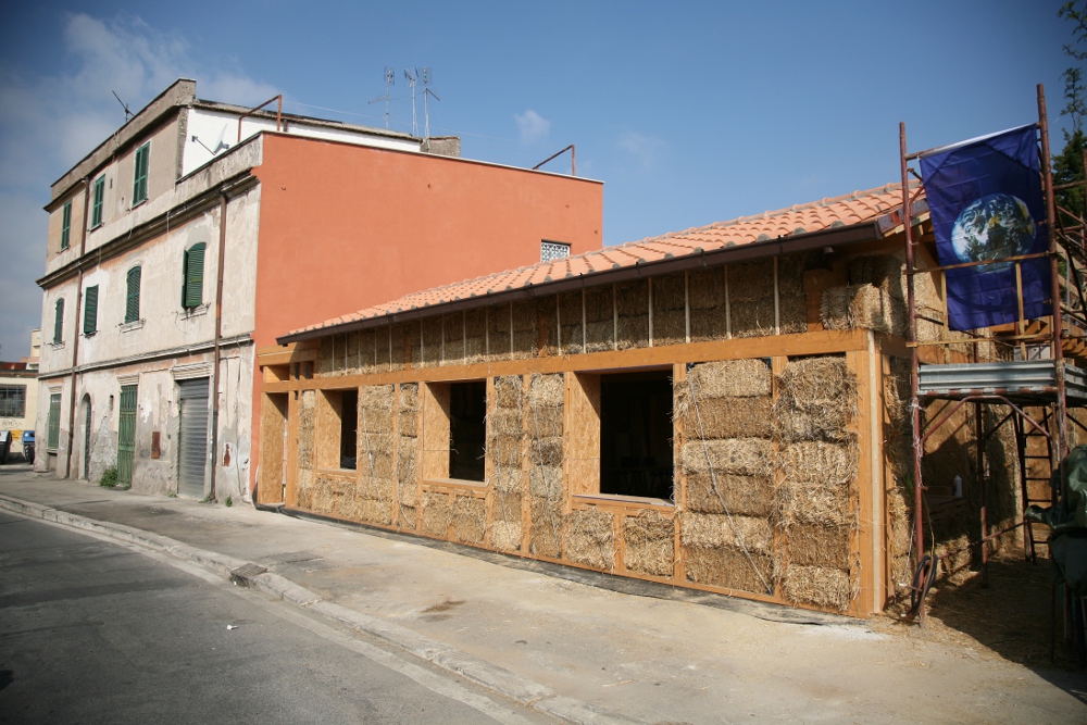 A Roma la prima casa di paglia costruita in città