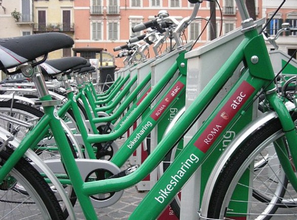 Bici batte auto, a Roma si fa prima con le due ruote