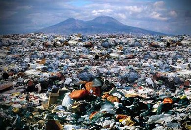 Napoli sepolta dai rifiuti come due anni fa. Arriva la bocciatura dall'Ue