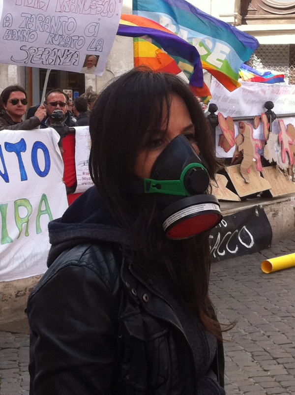 In piazza per Taranto libera, ma la legge 'Salva-Ilva' è legittima