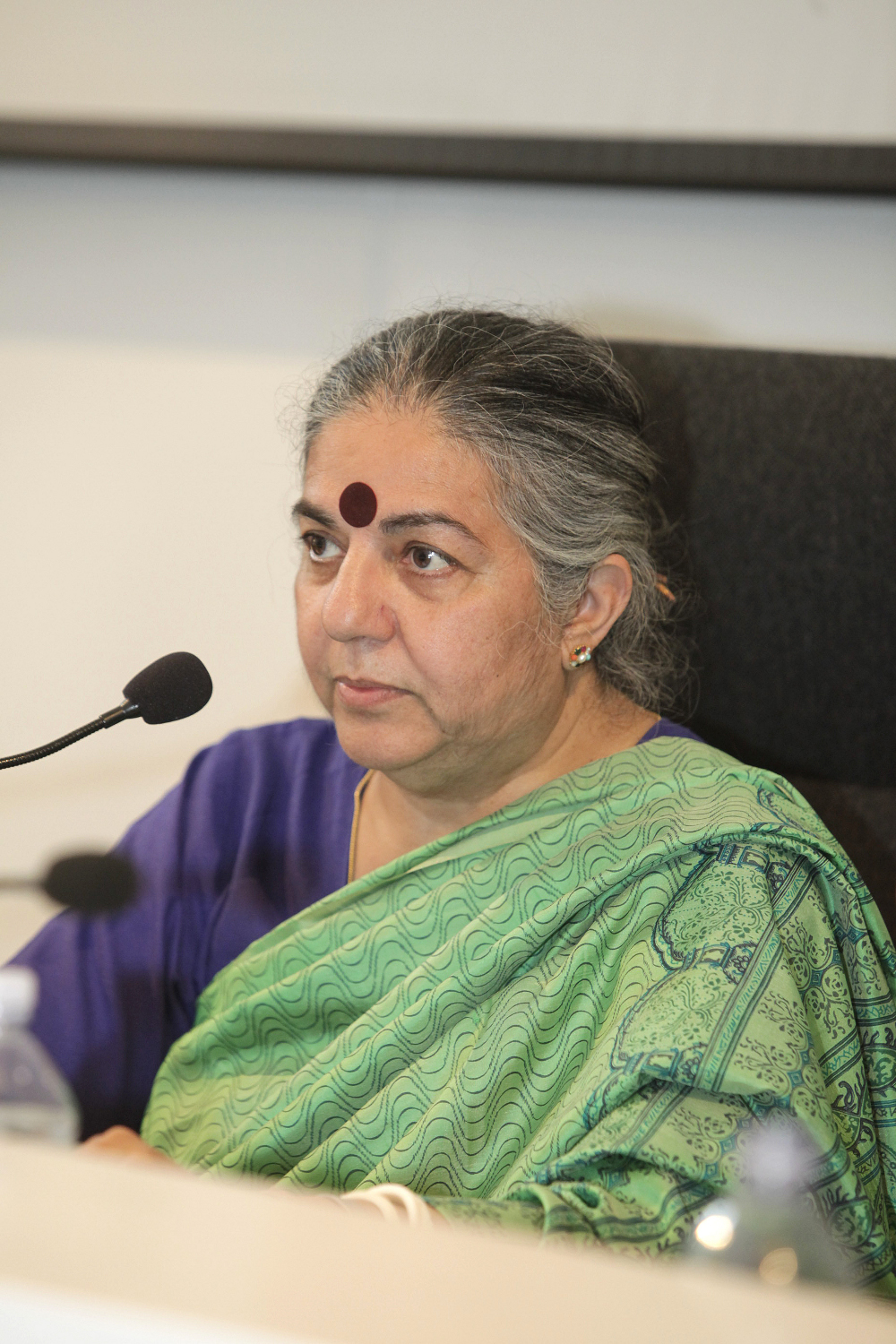 Vandana Shiva firma la Carta Universale dei Diritti della Terra Coltivata