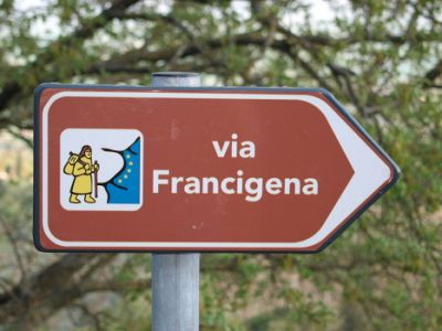 Unire i sentieri, a piedi per la via Francigena senese