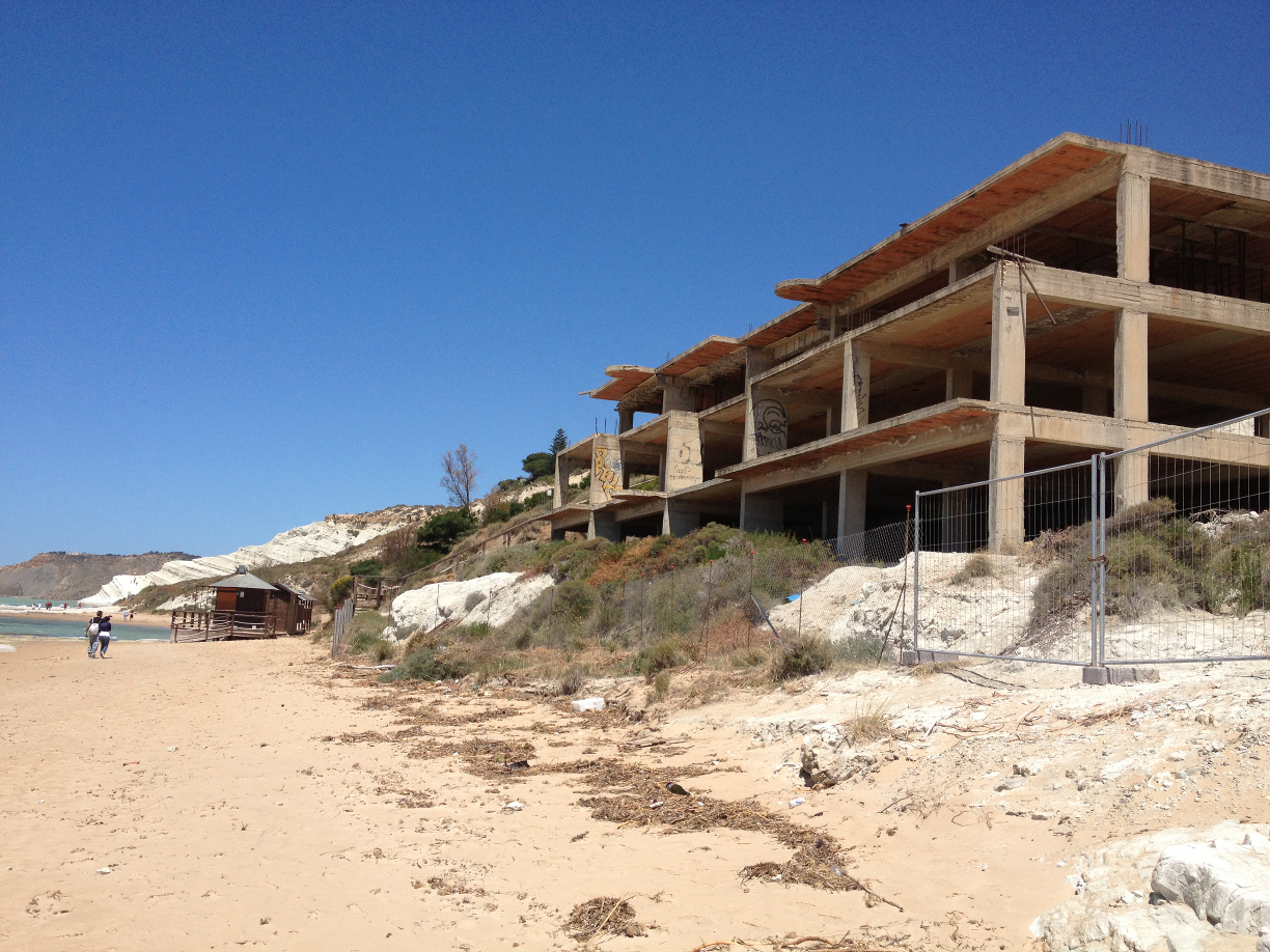 Scala dei Turchi: abbattuto l’ecomostro