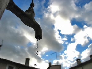 Acqua pubblica, la 'tariffa truffa' italiana e le richieste dei cittadini europei