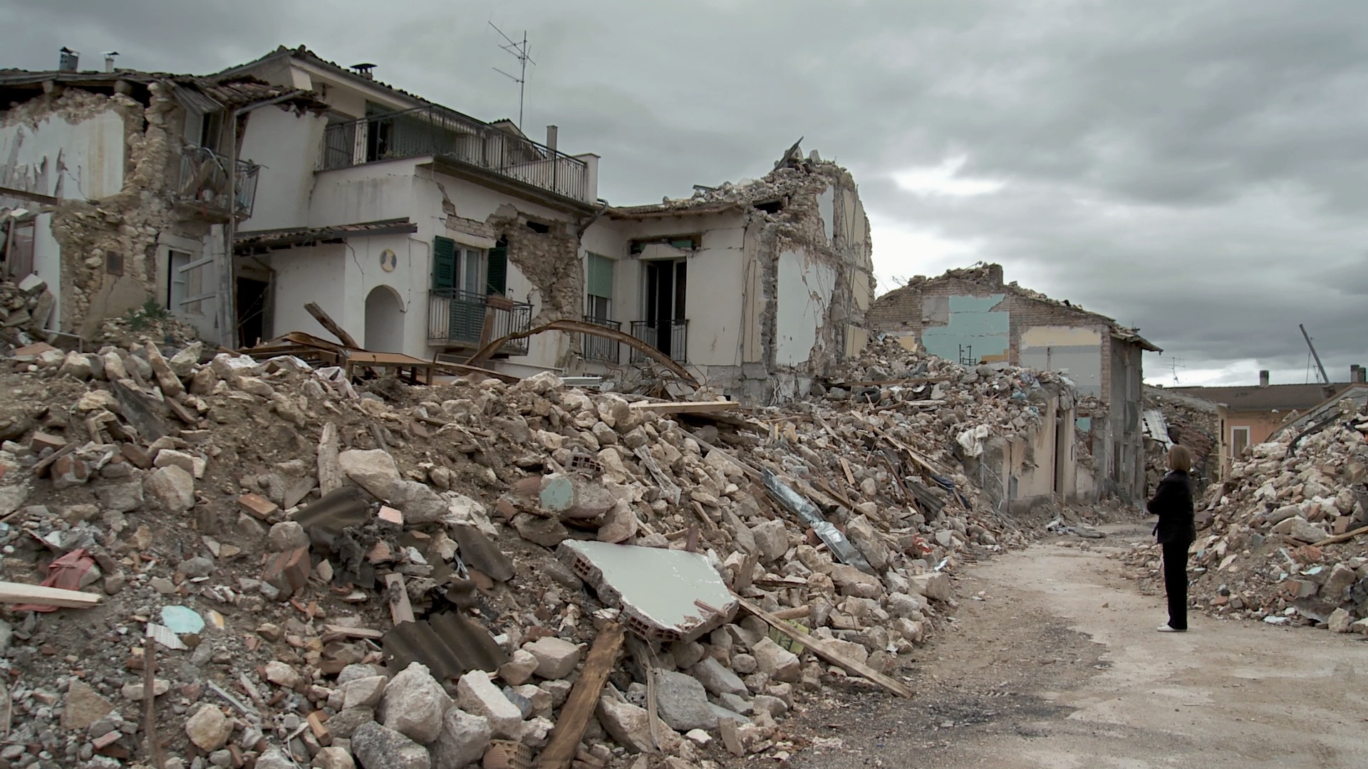 Lasciateci tornare nell’Aquila “in gabbia”