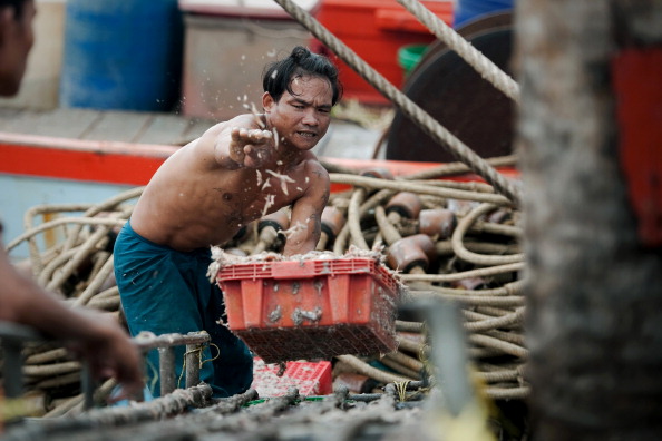 Gli schiavi dietro i gamberi dall’Asia