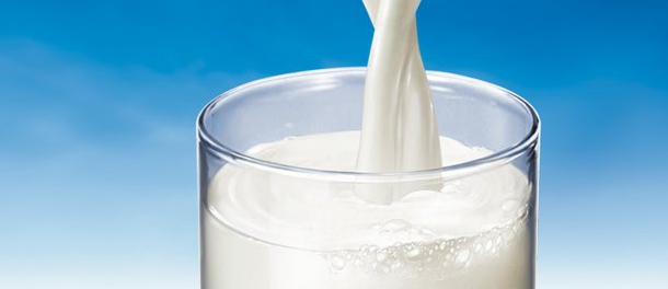 Bere latte aumenta l’incidenza di fratture: un nuovo studio