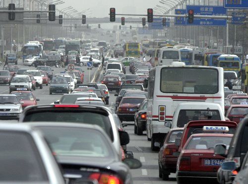 Auto lussuose che ammiccano nelle pubblicità, mentre lo smog ci uccide