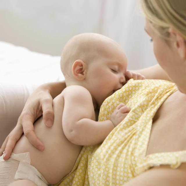 Più allattamento al seno salverebbe 800mila bambini all’anno