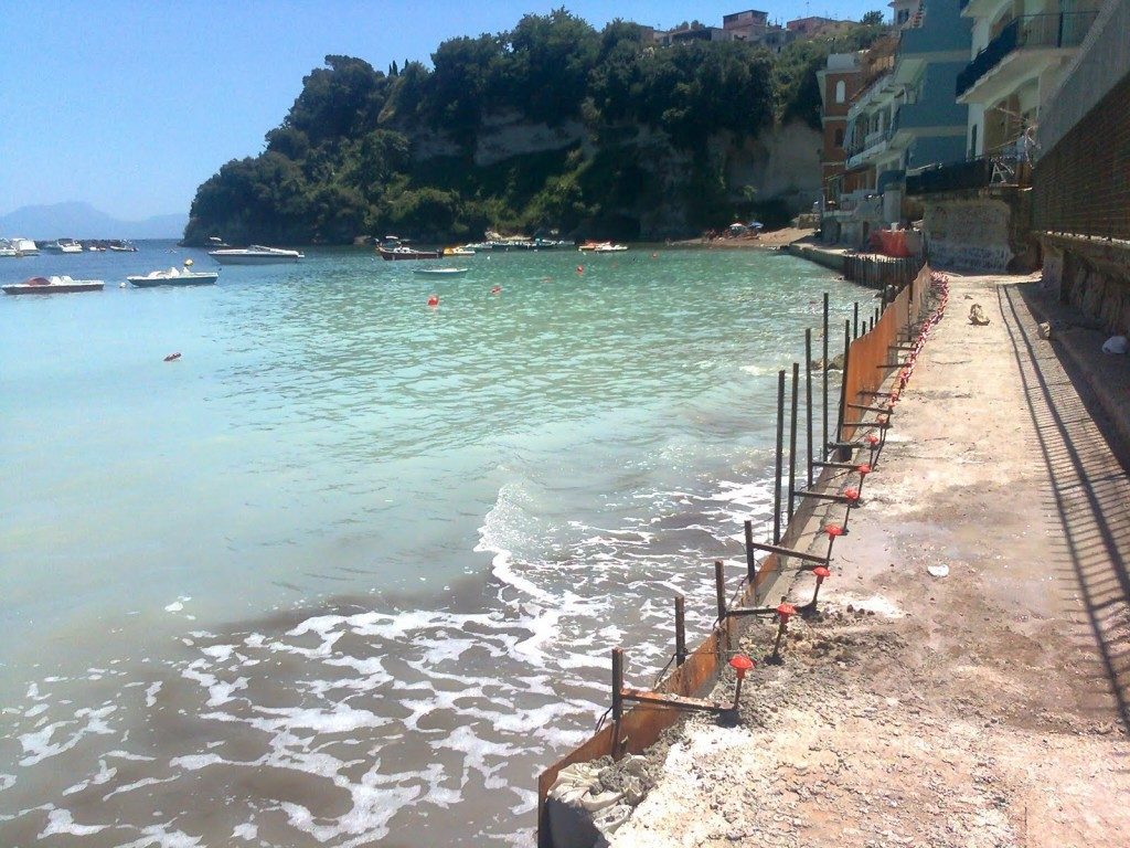 Cemento sulla metà delle coste italiane