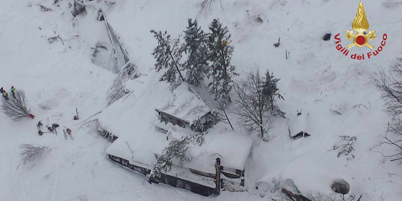 Quell'hotel alle pendici del Gran Sasso, la slavina, i ritardi, le vittime...