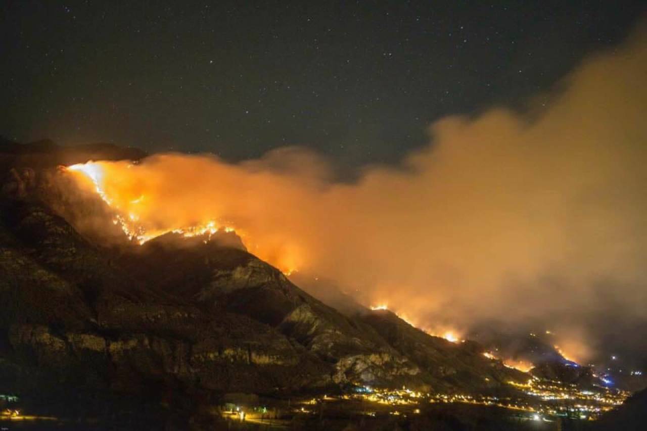 I piromani tengono sotto scacco due Regioni. L'appello: «Pene esemplari per i responsabili»