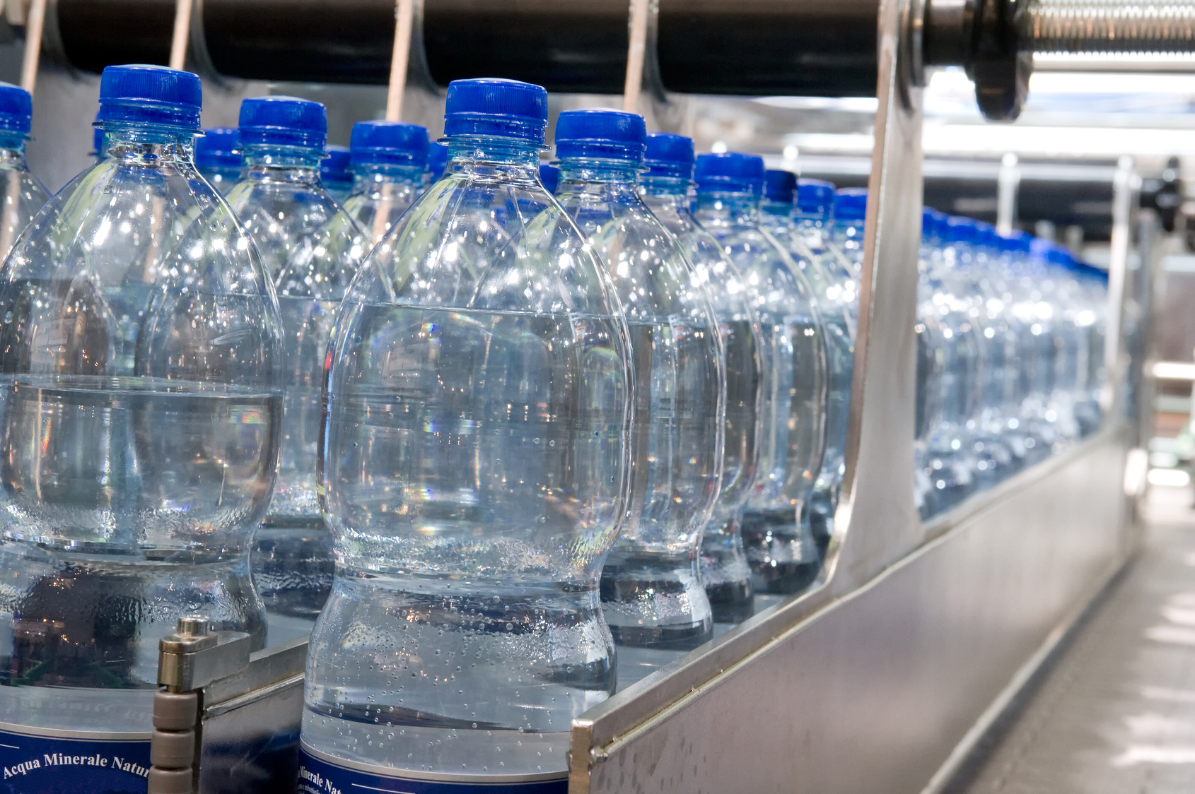 Acqua in bottiglia: un giro d'affari di 10 miliardi l'anno