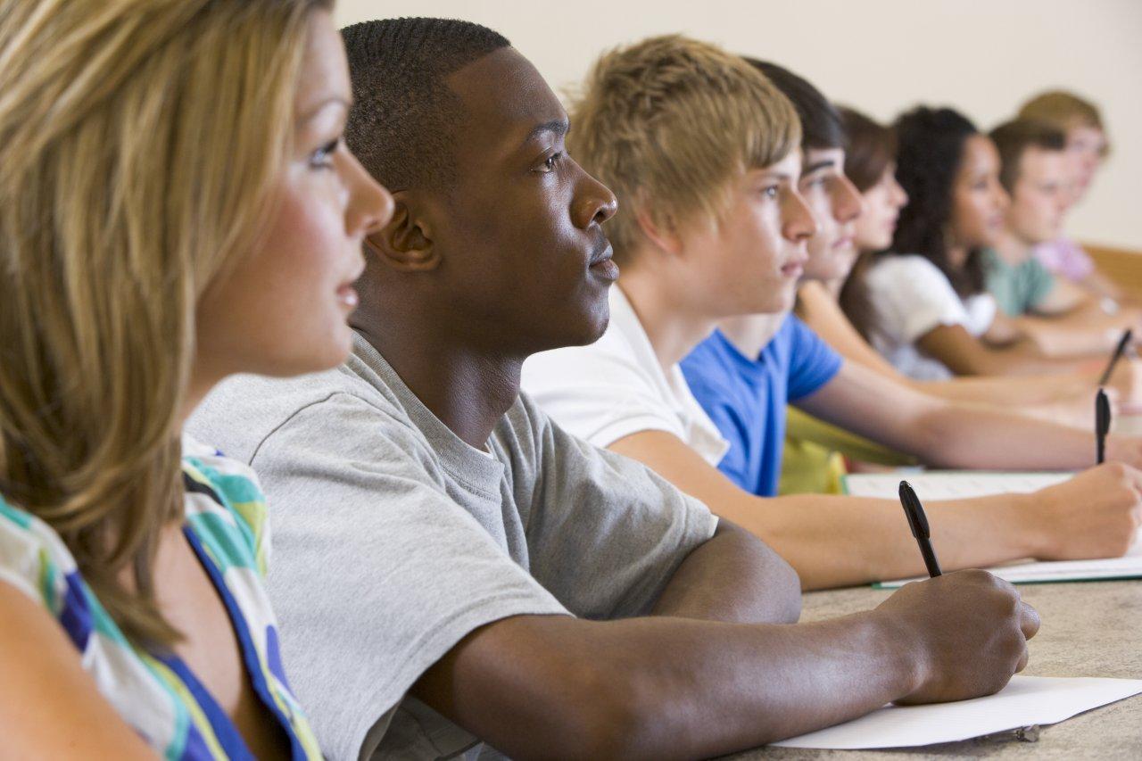 Prof e studenti mettono in scena l'accoglienza